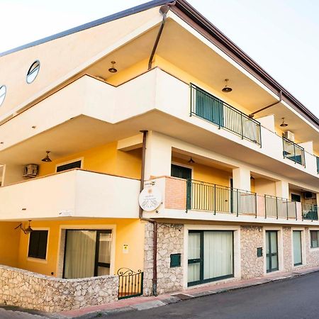 Le Tartarughe Aparthotel Letojanni Bagian luar foto