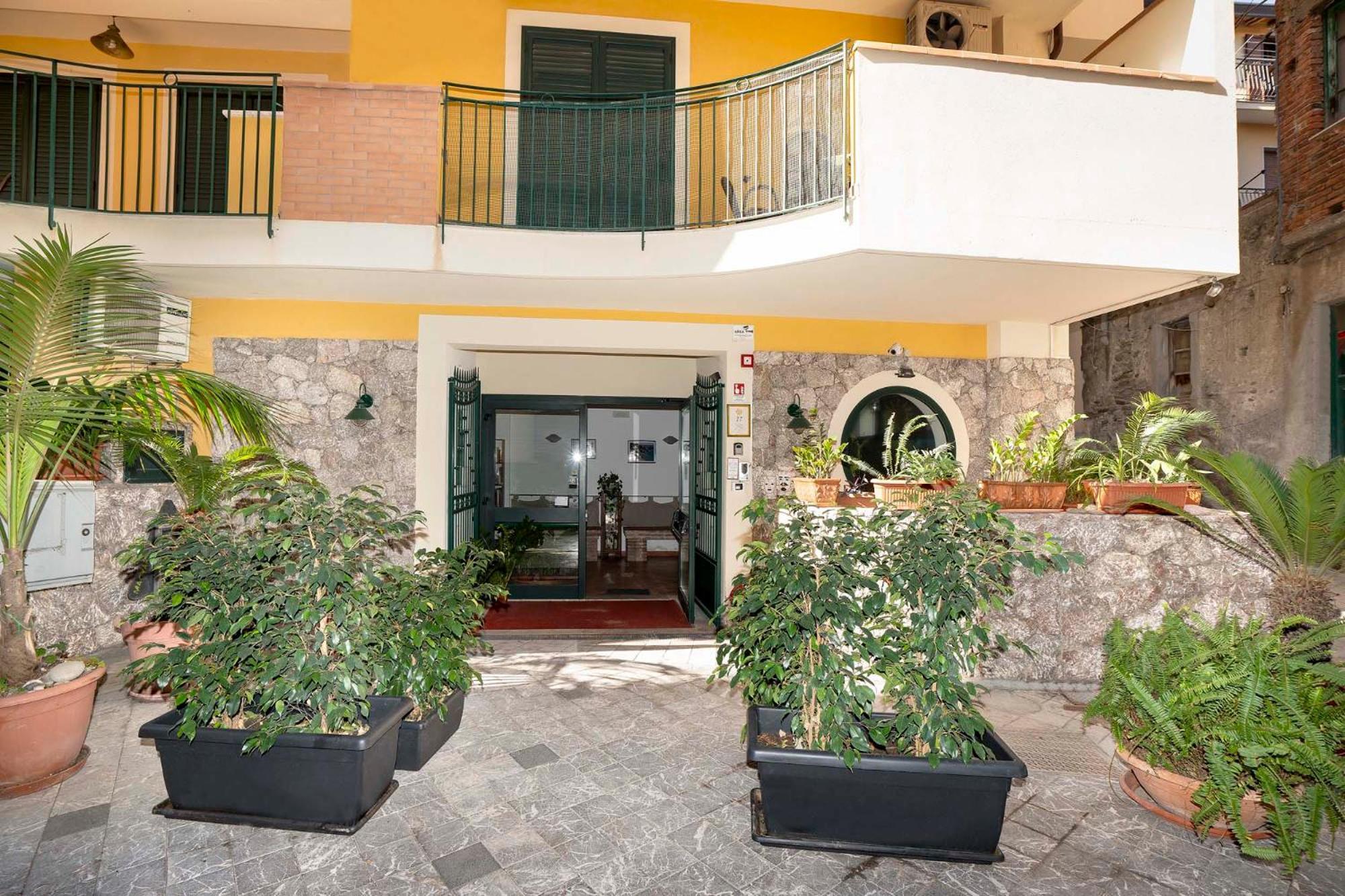 Le Tartarughe Aparthotel Letojanni Bagian luar foto